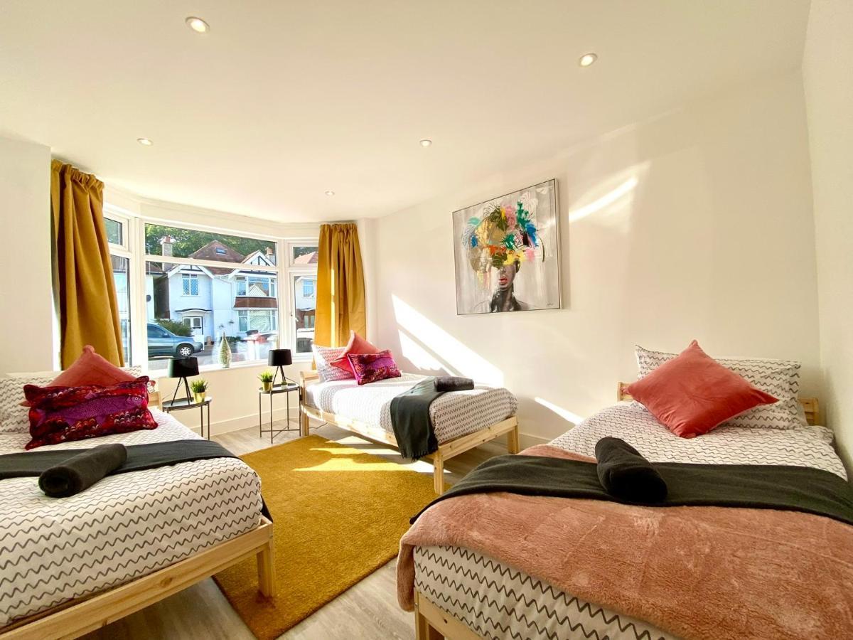 Brand New 2022 Beautiful & Stylish 2 Bedroom Apartment! - 5 Minute Walk To The Best Beach! - Great Location - Free Parking - Fast Wifi - Smart Tv - Sleeps Up To 4! Close To Bournemouth & Poole Town Centre & Sandbanks 외부 사진