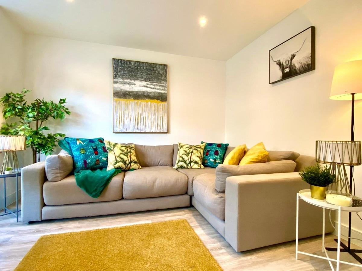 Brand New 2022 Beautiful & Stylish 2 Bedroom Apartment! - 5 Minute Walk To The Best Beach! - Great Location - Free Parking - Fast Wifi - Smart Tv - Sleeps Up To 4! Close To Bournemouth & Poole Town Centre & Sandbanks 외부 사진