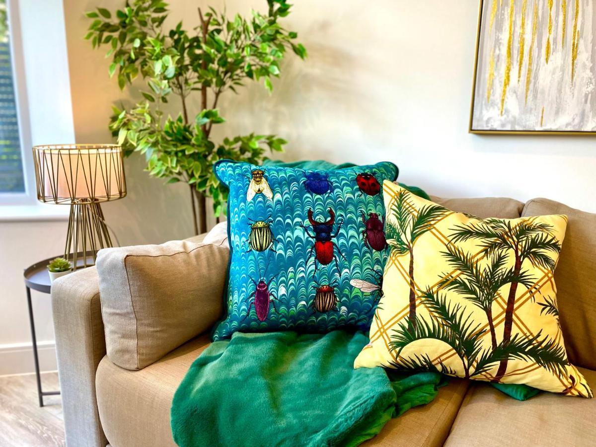 Brand New 2022 Beautiful & Stylish 2 Bedroom Apartment! - 5 Minute Walk To The Best Beach! - Great Location - Free Parking - Fast Wifi - Smart Tv - Sleeps Up To 4! Close To Bournemouth & Poole Town Centre & Sandbanks 외부 사진