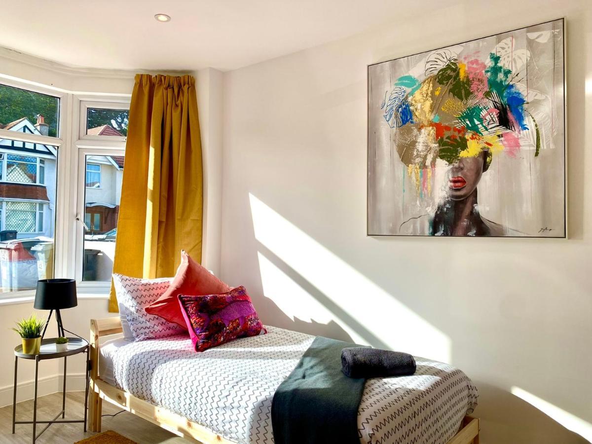 Brand New 2022 Beautiful & Stylish 2 Bedroom Apartment! - 5 Minute Walk To The Best Beach! - Great Location - Free Parking - Fast Wifi - Smart Tv - Sleeps Up To 4! Close To Bournemouth & Poole Town Centre & Sandbanks 외부 사진