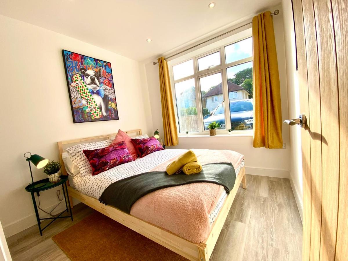 Brand New 2022 Beautiful & Stylish 2 Bedroom Apartment! - 5 Minute Walk To The Best Beach! - Great Location - Free Parking - Fast Wifi - Smart Tv - Sleeps Up To 4! Close To Bournemouth & Poole Town Centre & Sandbanks 외부 사진