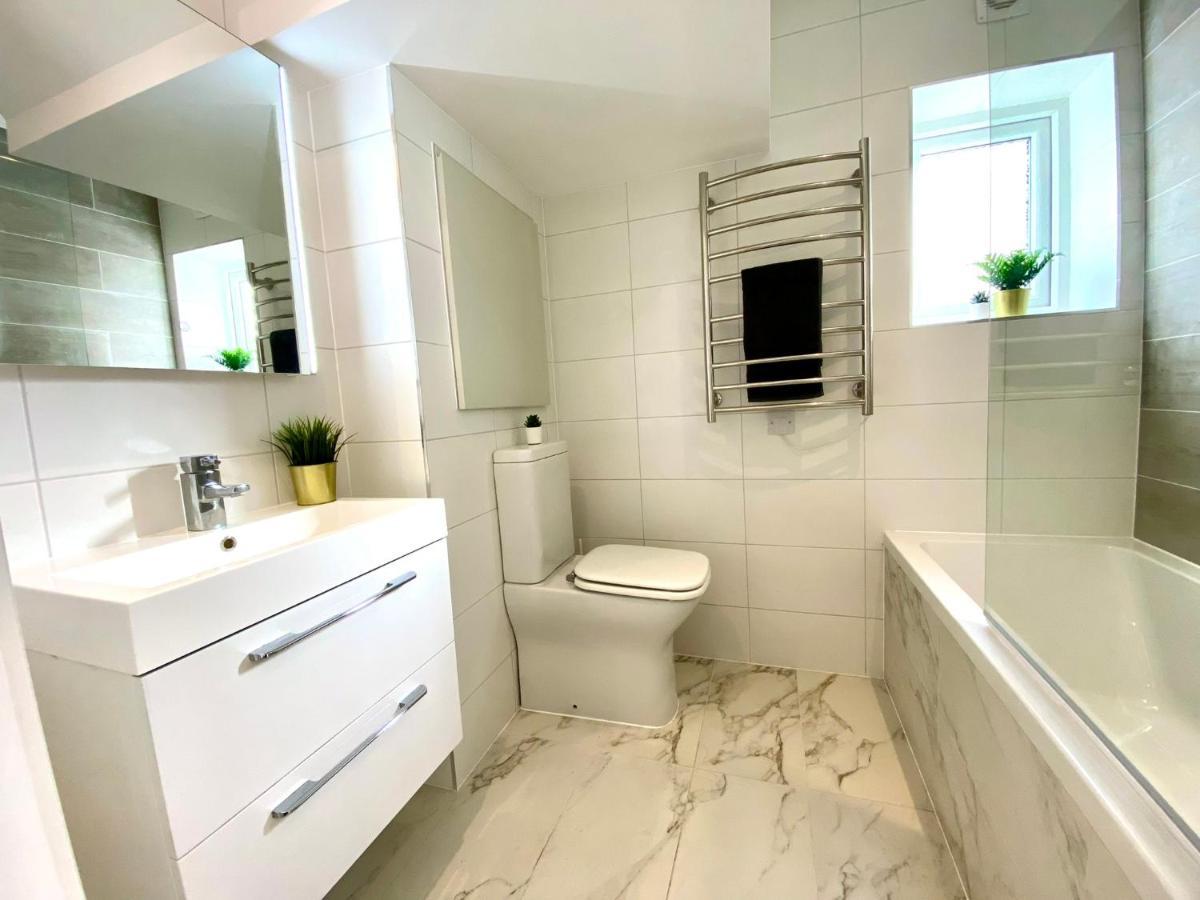 Brand New 2022 Beautiful & Stylish 2 Bedroom Apartment! - 5 Minute Walk To The Best Beach! - Great Location - Free Parking - Fast Wifi - Smart Tv - Sleeps Up To 4! Close To Bournemouth & Poole Town Centre & Sandbanks 외부 사진