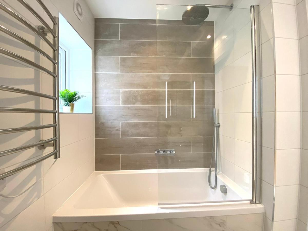 Brand New 2022 Beautiful & Stylish 2 Bedroom Apartment! - 5 Minute Walk To The Best Beach! - Great Location - Free Parking - Fast Wifi - Smart Tv - Sleeps Up To 4! Close To Bournemouth & Poole Town Centre & Sandbanks 외부 사진