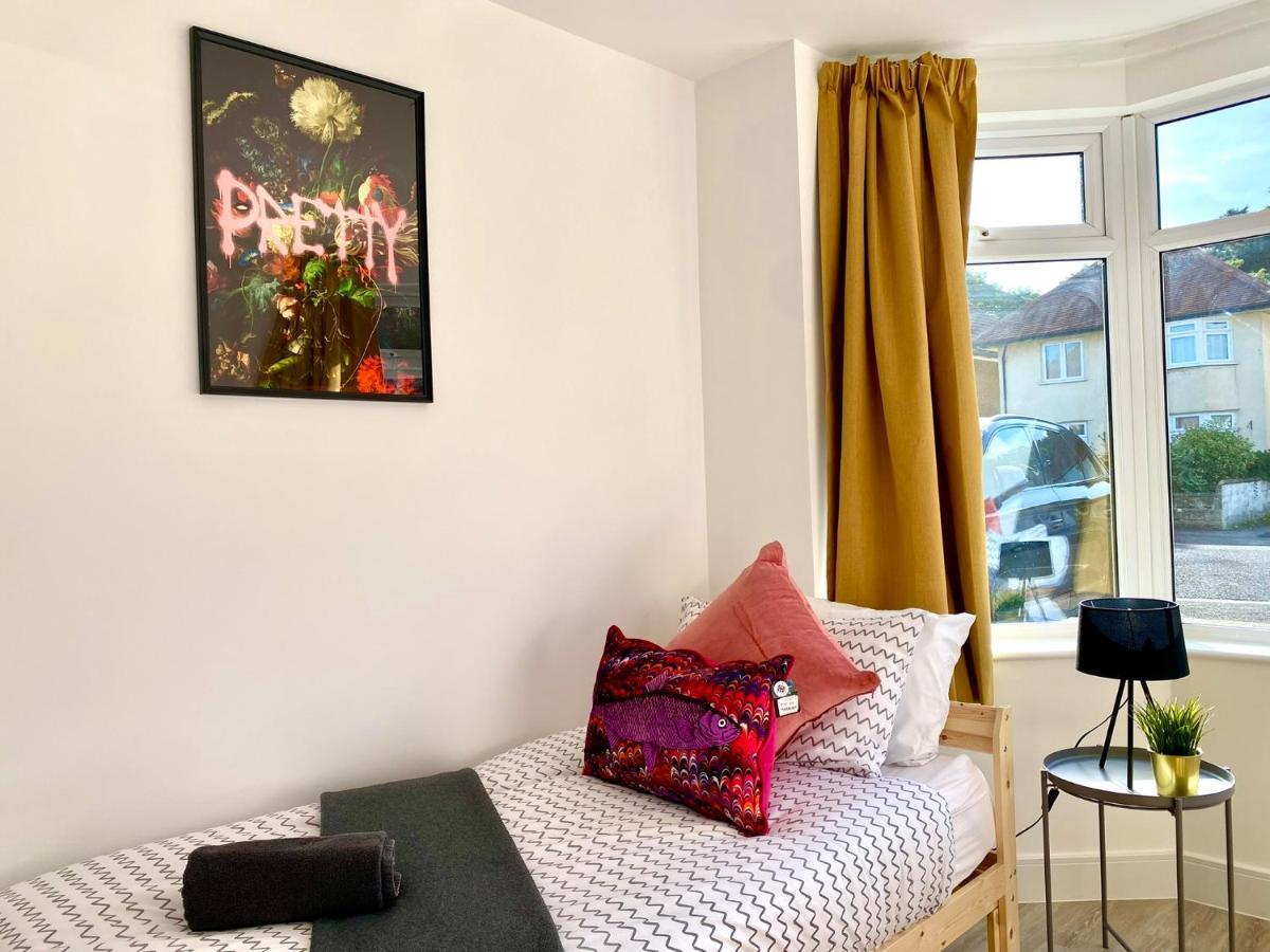 Brand New 2022 Beautiful & Stylish 2 Bedroom Apartment! - 5 Minute Walk To The Best Beach! - Great Location - Free Parking - Fast Wifi - Smart Tv - Sleeps Up To 4! Close To Bournemouth & Poole Town Centre & Sandbanks 외부 사진