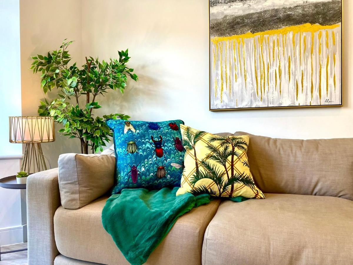 Brand New 2022 Beautiful & Stylish 2 Bedroom Apartment! - 5 Minute Walk To The Best Beach! - Great Location - Free Parking - Fast Wifi - Smart Tv - Sleeps Up To 4! Close To Bournemouth & Poole Town Centre & Sandbanks 외부 사진